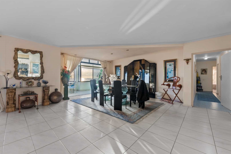 3 Bedroom Property for Sale in Sea Point Western Cape